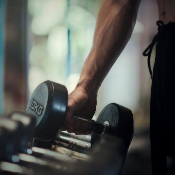 Żelazny uchwyt i poprawa wyników – dlaczego warto regularnie ćwiczyć przedramiona