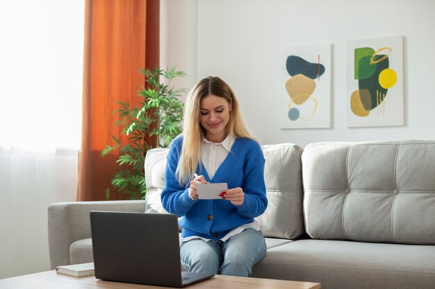 Jak terapia online może pomóc w radzeniu sobie z lękiem?